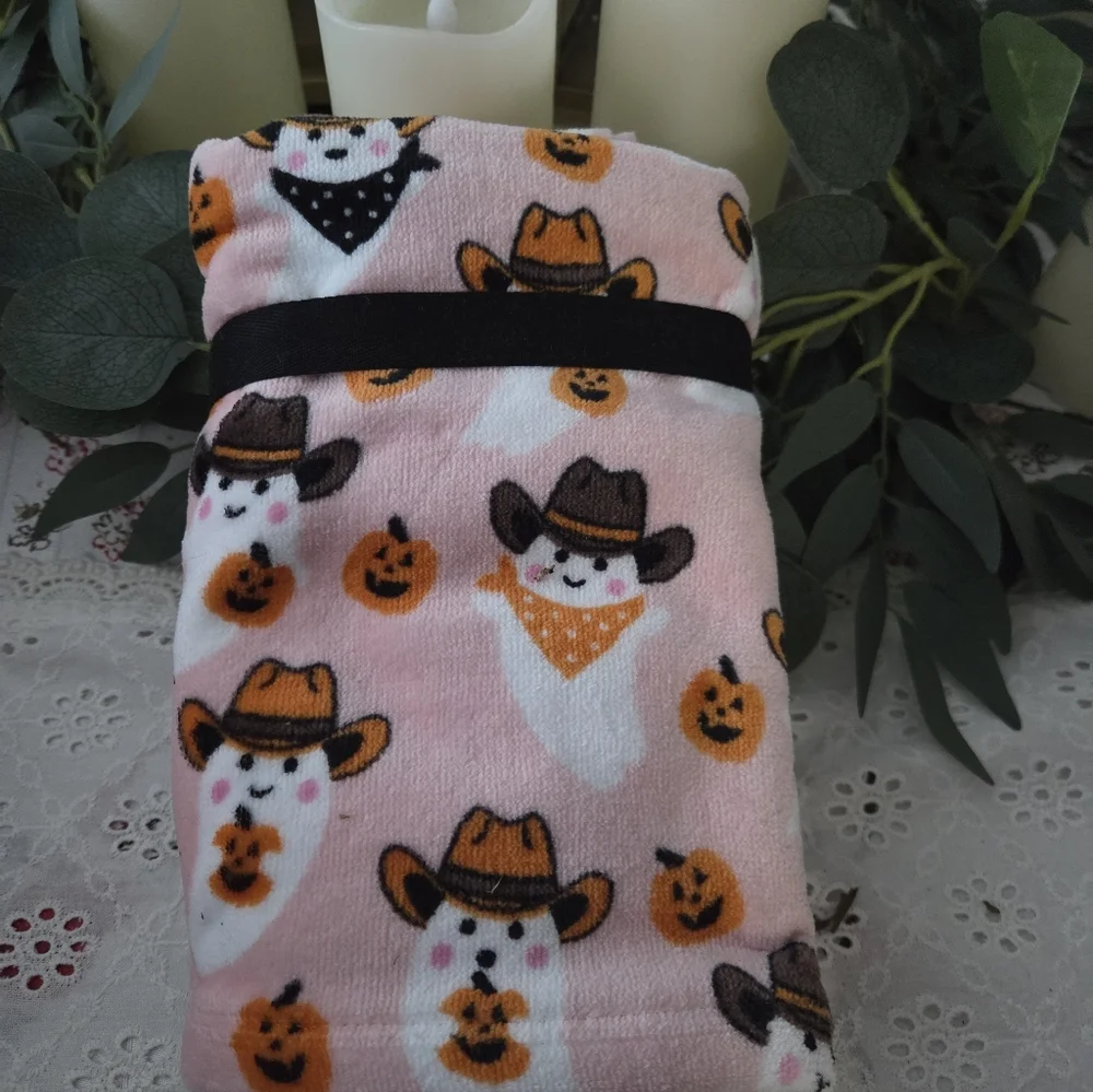 Casaba Pink Hand Towel Set with Dogs and Pumpkins